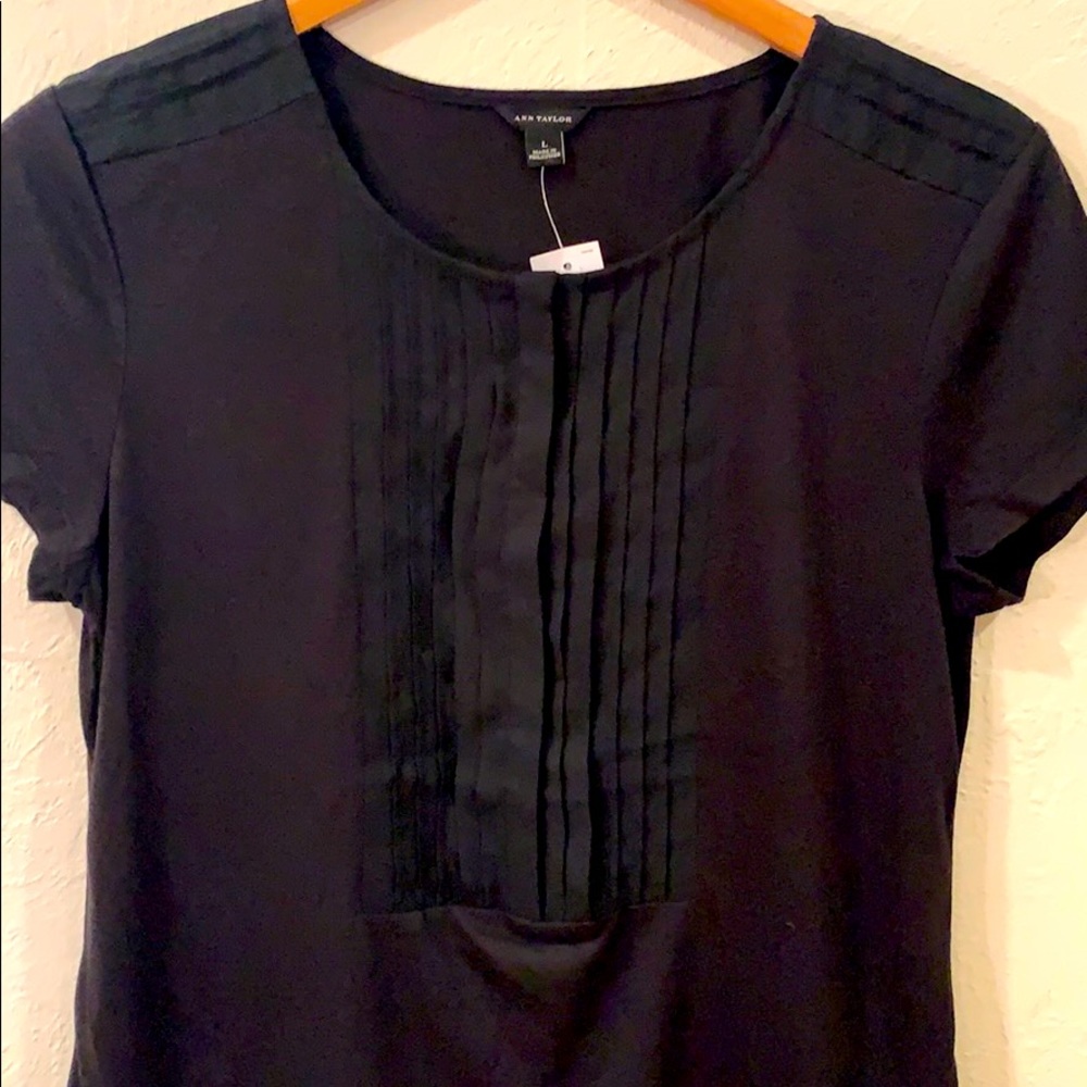 NWT Ann Taylor black short sleeve top w/pleat front. L
